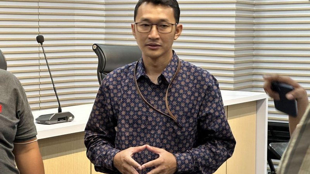 Komisi Pemberantasan Korupsi (KPK) memanggil notaris Sri Artati dan PNS Anas Puji Istanto sebagai saksi terkait dugaan korupsi pengadaan lahan proyek Jalan Tol Trans-Sumatera (JTTS) tahun 2018-2020.