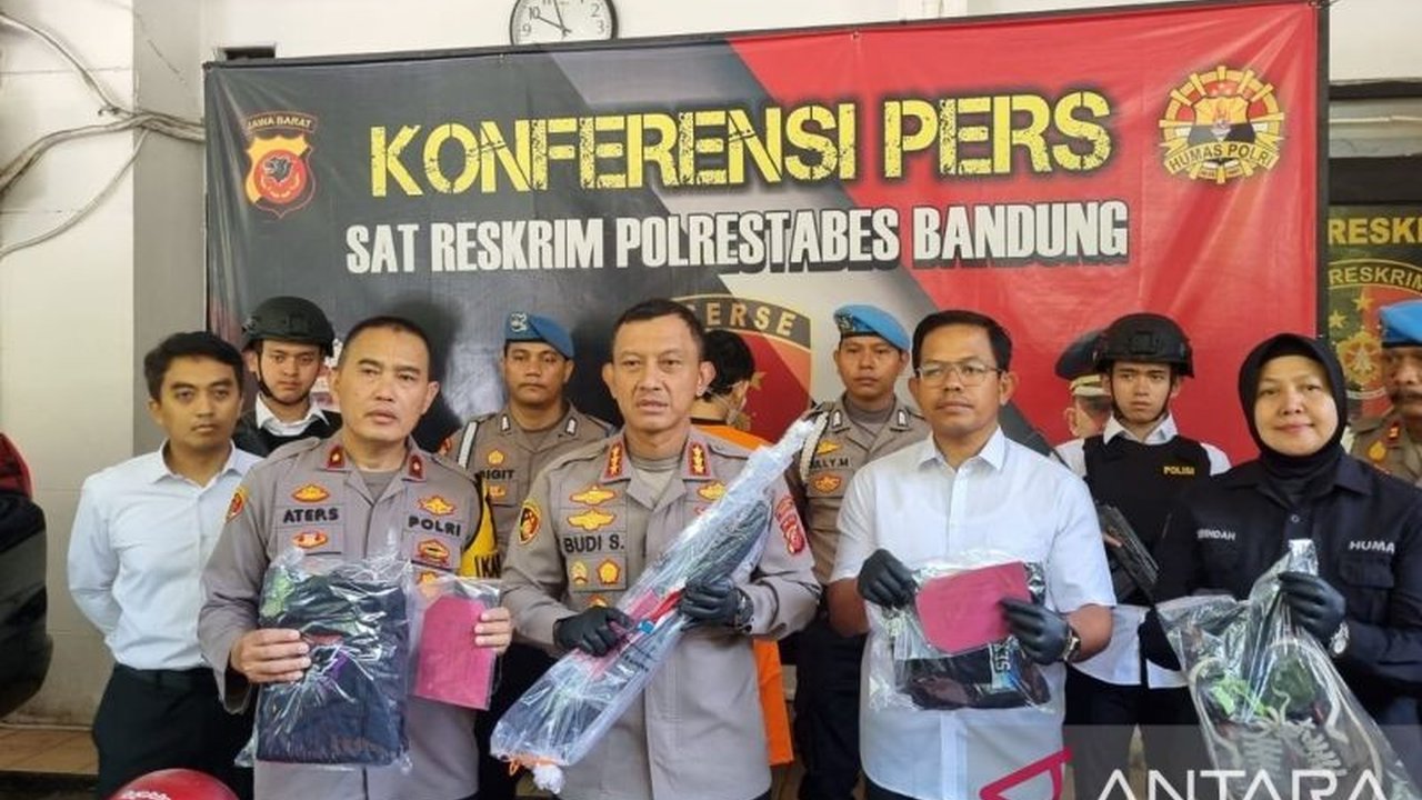Polrestabes Bandung menangkap satu pelaku begal sadis yang menyerang penumpang ojol di Jalan Buahbatu, korban mengalami luka sabetan senjata tajam, satu pelaku lainnya masih buron.