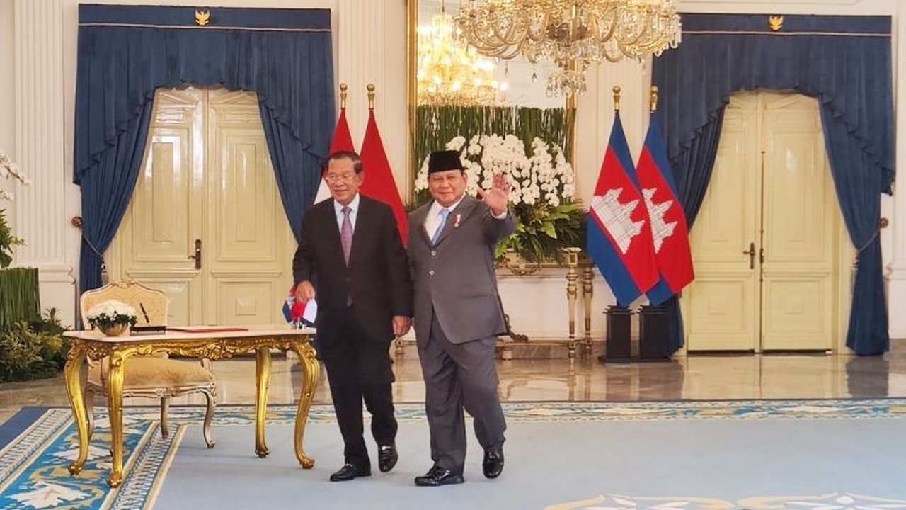 Presiden Prabowo Subianto menyambut kunjungan kenegaraan Presiden Senat Kamboja, Hun Sen, di Istana Merdeka, menandai babak baru peningkatan hubungan bilateral kedua negara.
