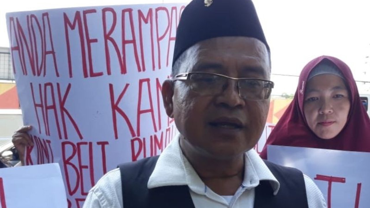 Lebih dari 10 warga RW 07 Sukapura, Jakarta Utara, mendatangi Balai Kota untuk menuntut tindakan tegas atas dugaan alih fungsi lahan fasilitas umum menjadi lahan komersial yang telah berlangsung sejak tahun 2010.