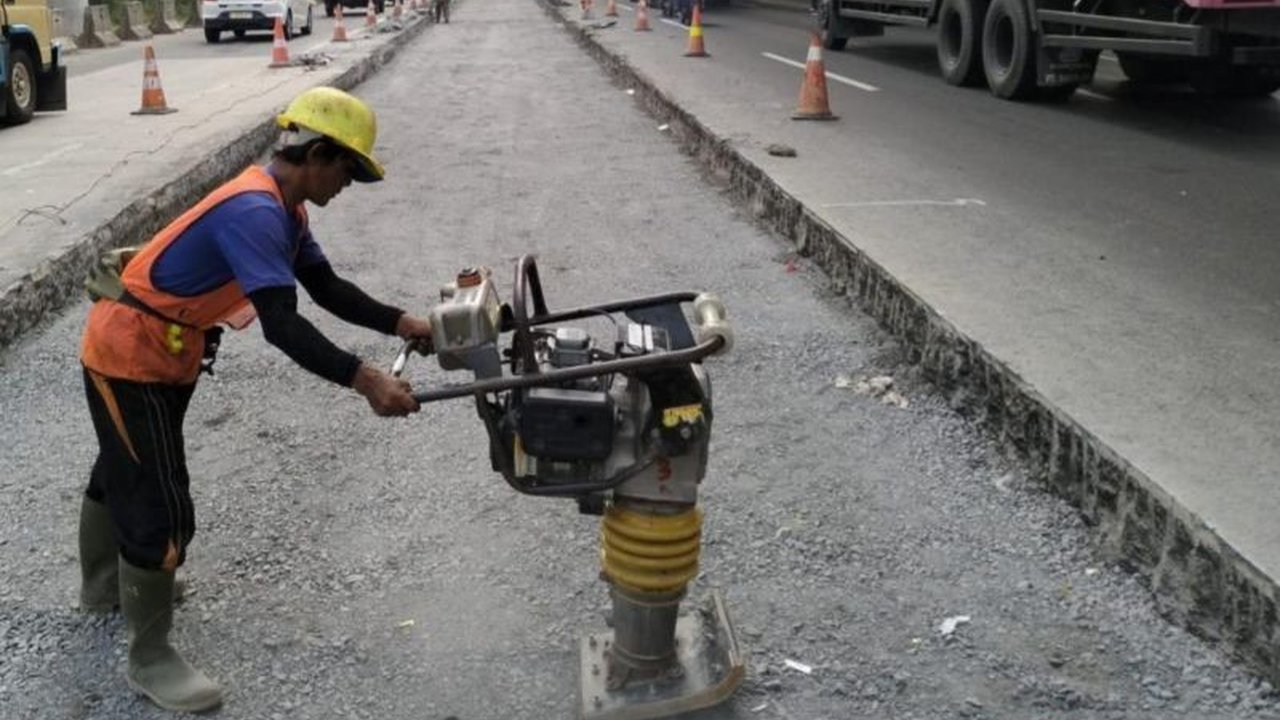 PT Jasamarga Transjawa Tol (JTT) melakukan rekonstruksi akses Tol Jakarta-Cikampek untuk meningkatkan kenyamanan dan standar pelayanan minimal, dengan beberapa titik perbaikan di sepanjang ruas tol tersebut.