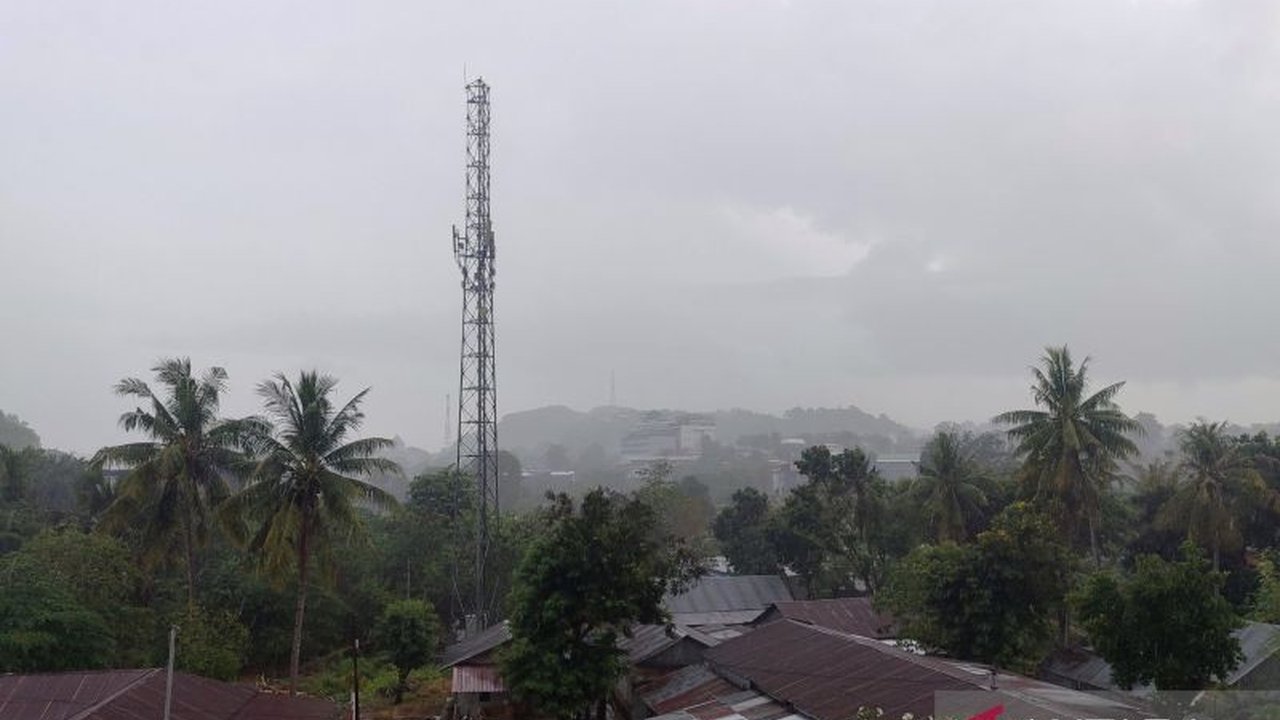 BMKG menjelaskan hujan di Labuan Bajo, NTT, pada awal musim kemarau disebabkan oleh fenomena gelombang atmosfer tropis Kelvin dan Rossby yang meningkatkan potensi pertumbuhan awan hujan.