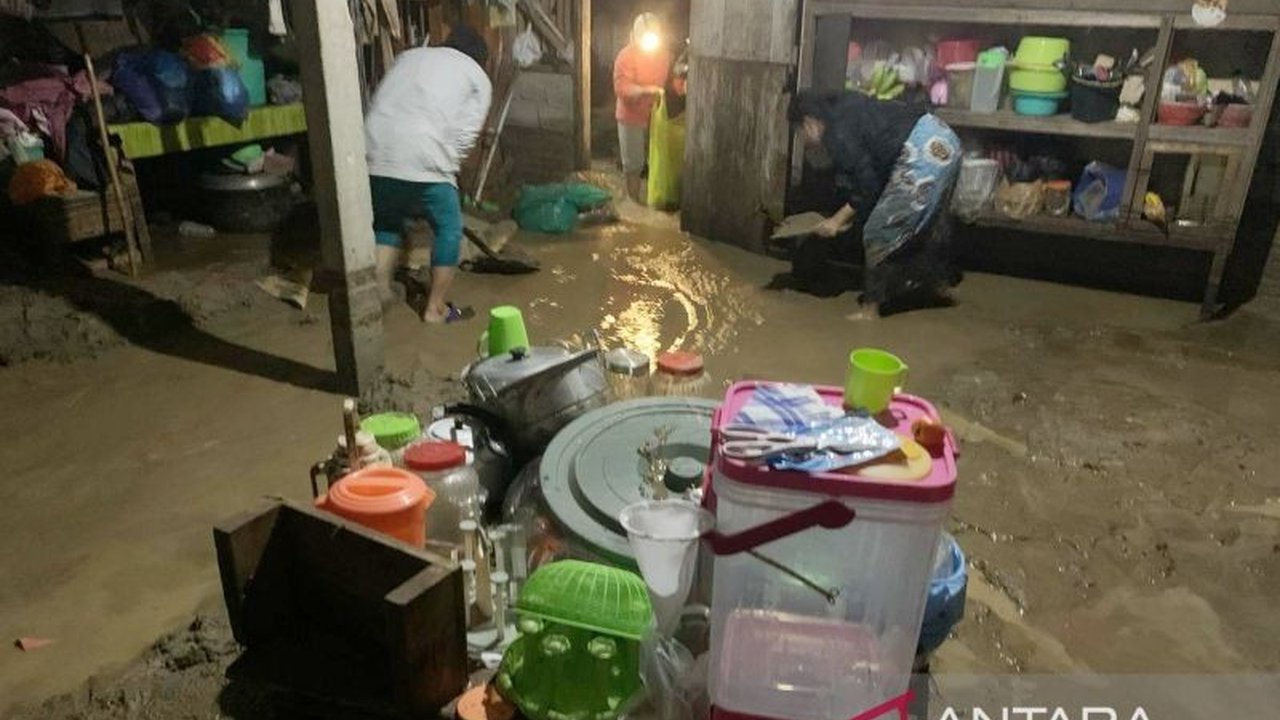 Masyarakat Kelurahan Kabonena, Palu, menagih janji Wali Kota Hadiyanto Rasyid untuk membersihkan sisa lumpur banjir yang belum juga dibersihkan oleh pihak Damkar.