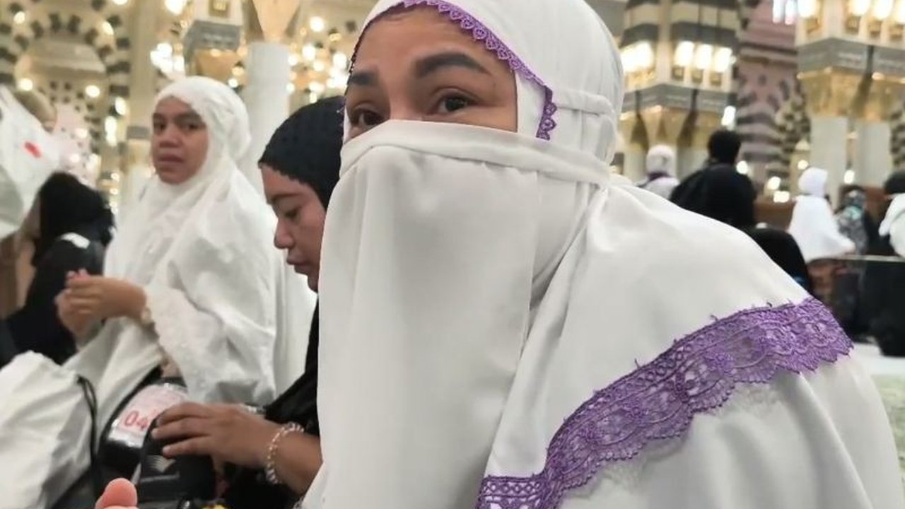 Maimunah Zebua, asal Medan, menggantikan ibunya yang telah meninggal untuk menunaikan ibadah haji, mewujudkan mimpi sang ibunda.