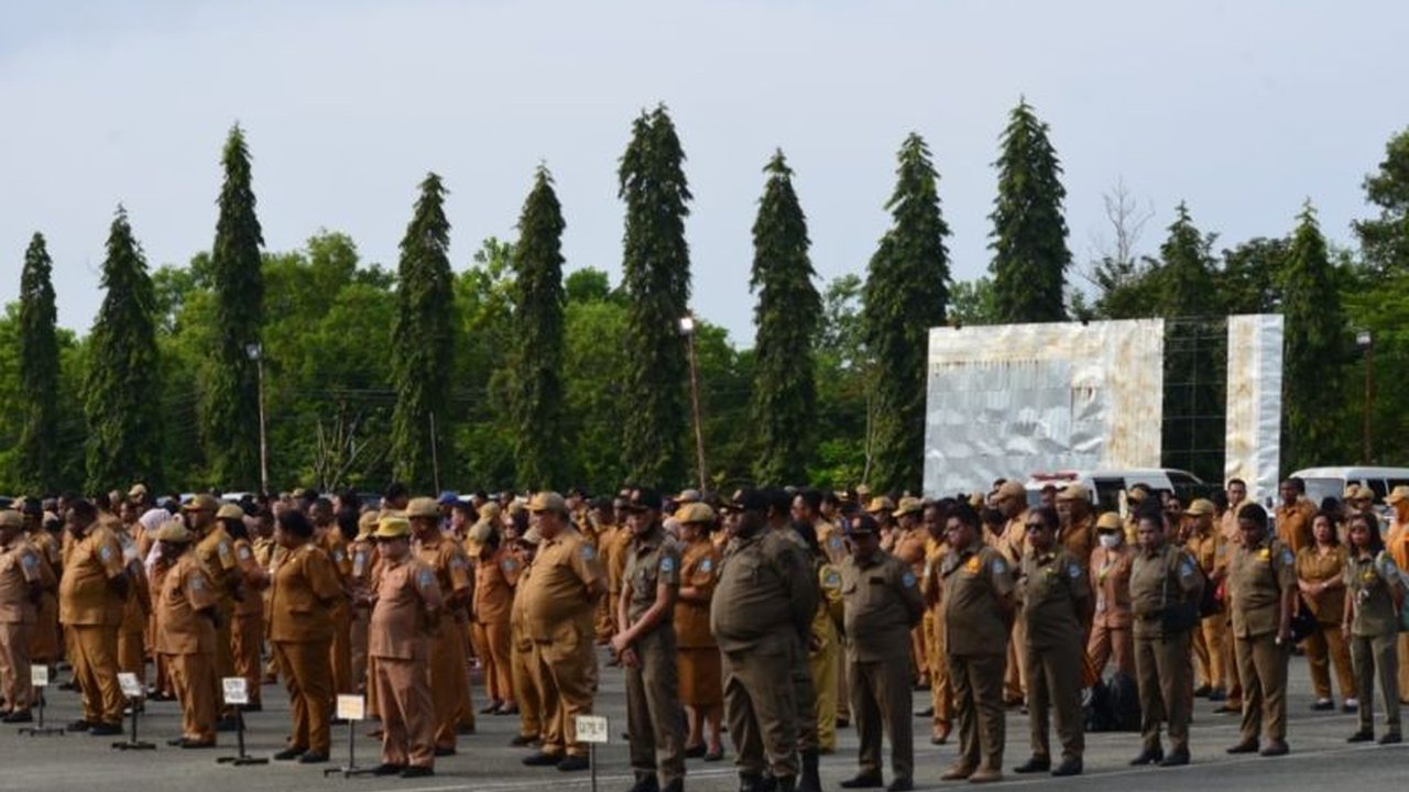 Bupati Jayapura, Yunus Wonda, menekankan pentingnya penyesuaian kebijakan daerah terhadap kondisi ekonomi nasional, termasuk efisiensi anggaran dan peran aktif pelaku usaha dalam mendorong perekonomian daerah.