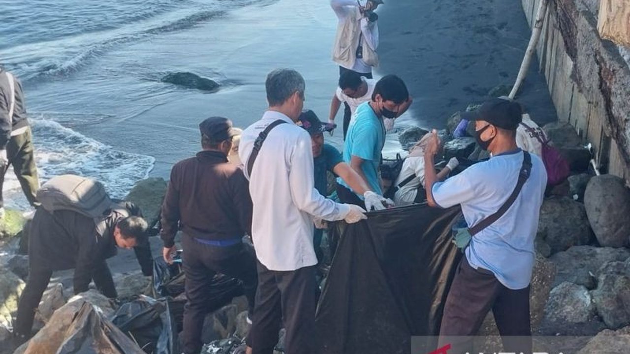 Ratusan mahasiswa Poltekpar Lombok berpartisipasi dalam Gerakan Wisata Bersih di Pantai Ampenan, Mataram, NTB, untuk menjaga kebersihan destinasi wisata andalan tersebut.