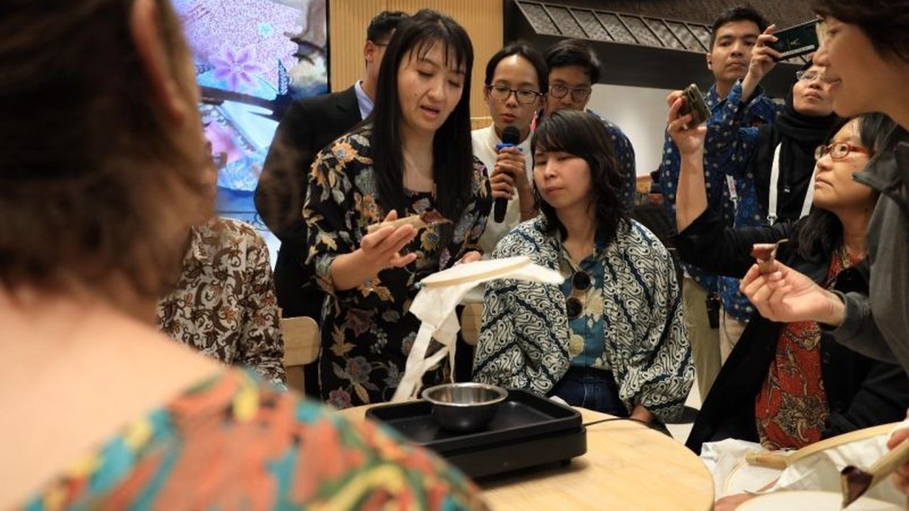 Generasi kelima Batik Liem Ping Wie, Marcelina, mengungkapkan bahwa batik telah memberdayakan perempuan Indonesia secara ekonomi, khususnya di Pekalongan, dan menjadikannya warisan budaya yang relevan secara global.