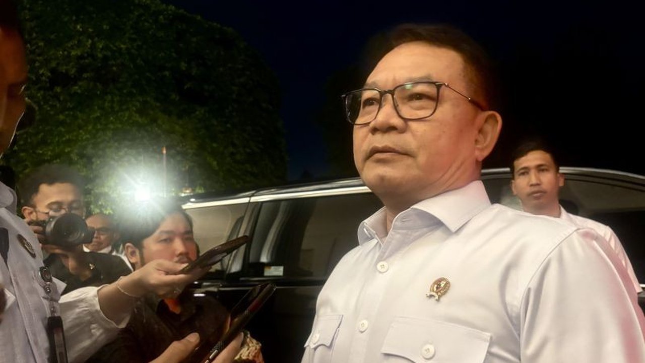 Mantan Panglima TNI, Jenderal Dudung Abdurachman, menilai revisi mutasi pati TNI, termasuk kasus Letjen Kunto, sebagai hal biasa dan menegaskan tidak ada kaitan dengan politik.