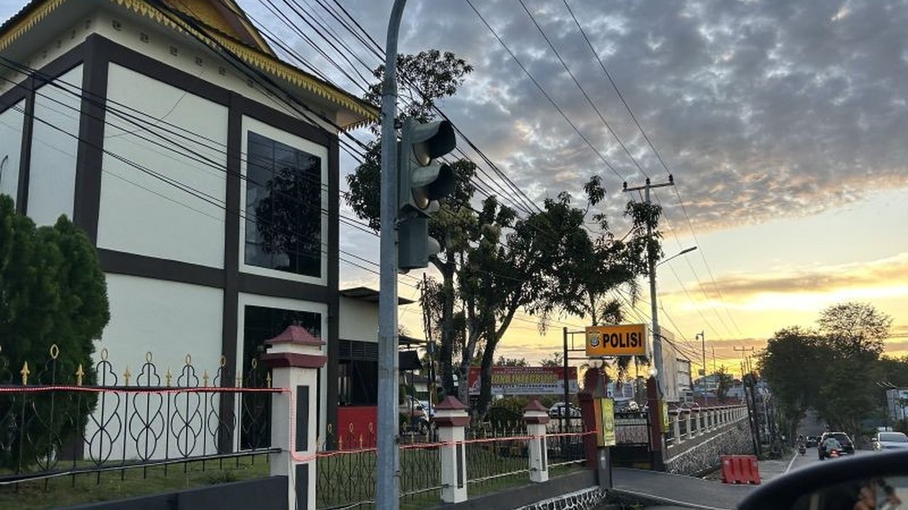 BMKG memprakirakan cuaca di sebagian besar wilayah Indonesia akan berawan hingga hujan pada hari Selasa, dengan potensi hujan petir di beberapa daerah.