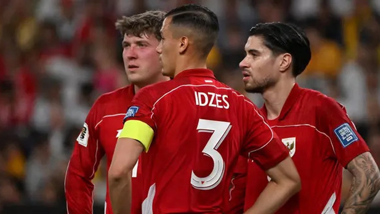 Pemain Timnas Indonesia, Jay Idzes (tengah) bersama rekan setimnya setelah mencetak gol dalam pertandingan putaran ketiga Kualifikasi Piala Dunia 2026 Zona Asia melawan Australia di Sydney Fo