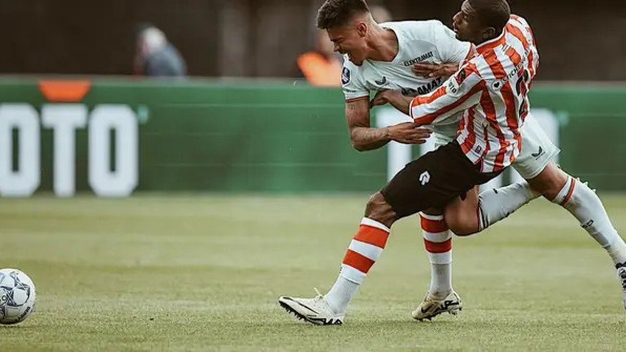 Bek Timnas Indonesia, Mees Hilgers membawa FC Twente meraih kemenangan 2-0 di kandang Sparta Rotterdam dalam lanjutan Eredivisie 2024/2025, Minggu (4/5/2025). (Instagram/meeshilgers).