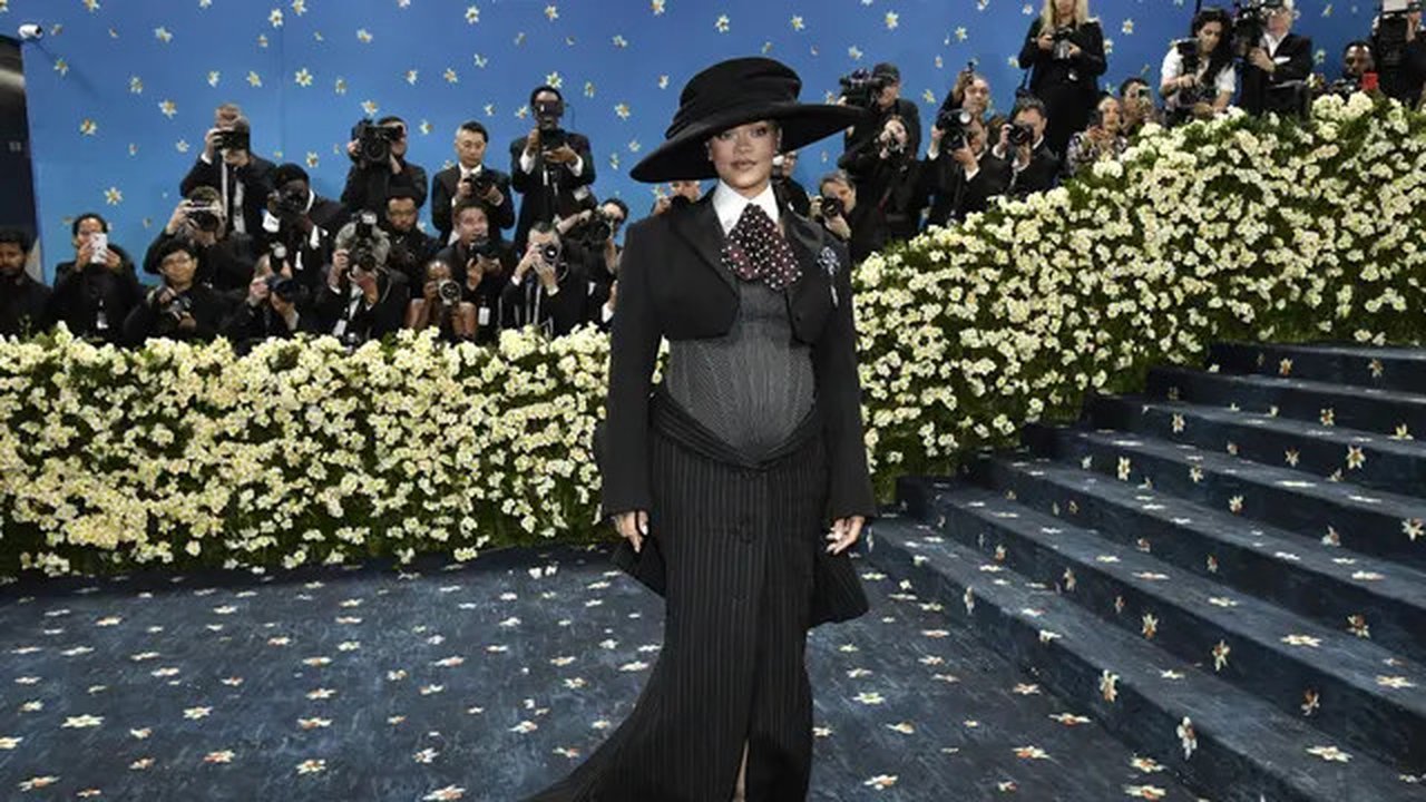 Rihanna di Met Gala 2025. (Evan Agostini/Invision/AP)