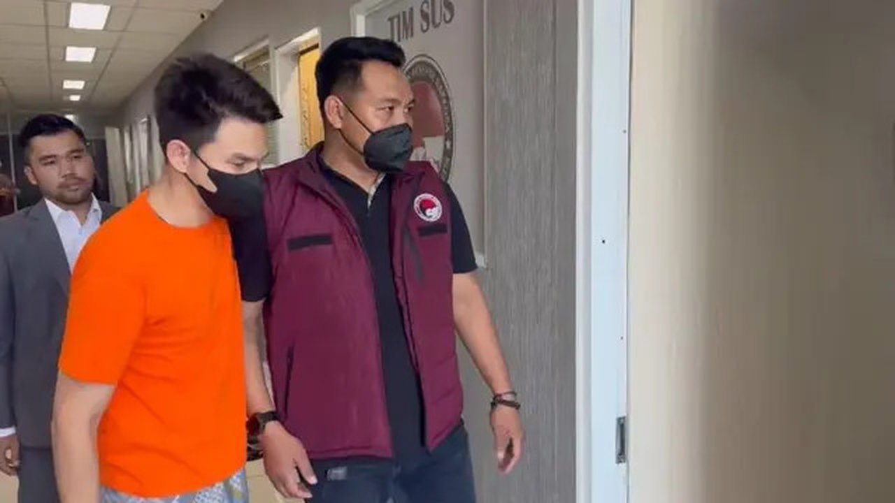 Polisi menetapkan aktor Jonathan Frizzy alias Ijonk sebagai tersangka kasusvape ilegal mengandung obat keras Etomidate. (Liputan6.com/Pramita Tristiawati)