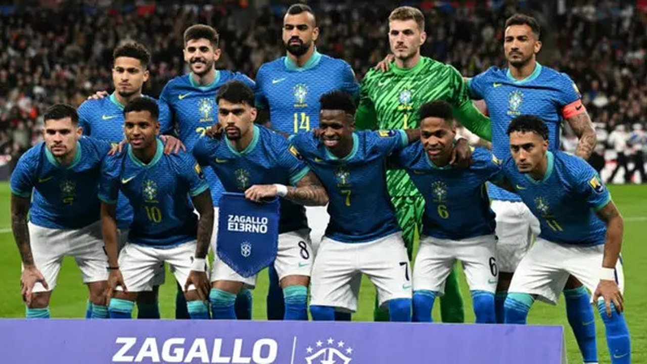 Gelandang Brasil #15 Joao Gomes, bek Brasil #25 Lucas Beraldo, bek Brasil #14 Fabricio Bruno, penjaga gawang Brasil #01 Bento, dan bek Brasil #02 Danilo (baris depan dari kiri ke kanan) Ge