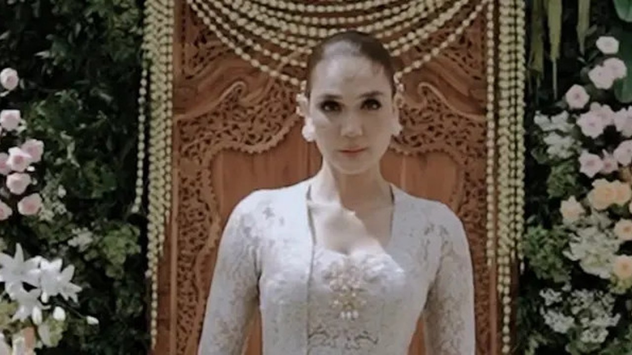 Potret Anggunnya Luna Maya Kenakan Paes Jelang Pernikahan. [@lunamaya]