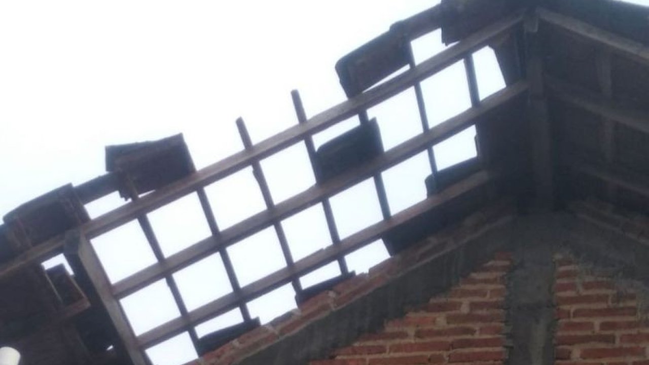 Puting beliung menerjang tujuh desa di Kecamatan Undaan, Kudus, Jawa Tengah, menyebabkan kerusakan pada 89 rumah dan kerugian ditaksir mencapai Rp80 juta.