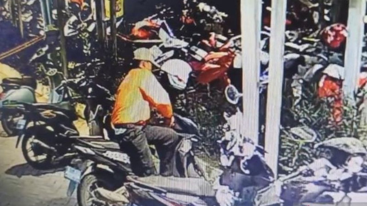 Pencurian motor di parkiran Mal Living World Grand Wisata Bekasi tengah diusut polisi; rekaman CCTV jadi bukti utama.