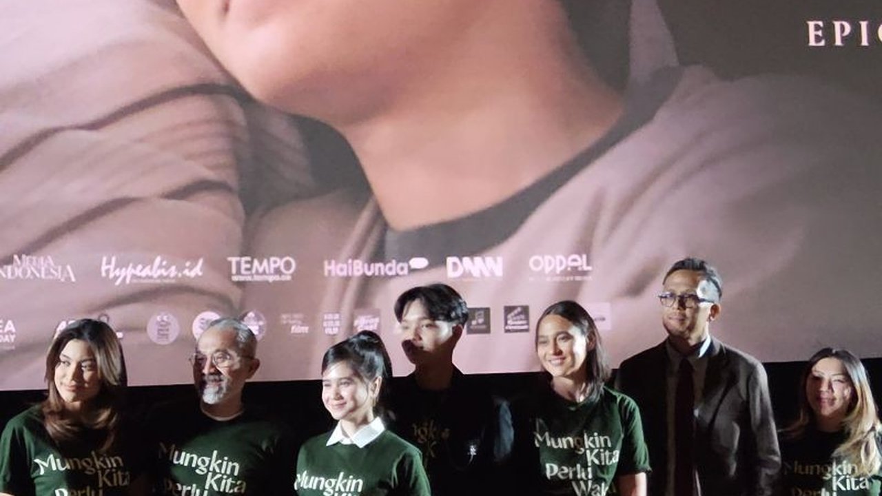 Film Mungkin Kita Perlu Waktu memadukan musik klasik karya Chopin, khususnya Nocturne op.9 No.2, dengan lagu-lagu pop modern, menciptakan harmoni unik dalam soundtrack-nya.