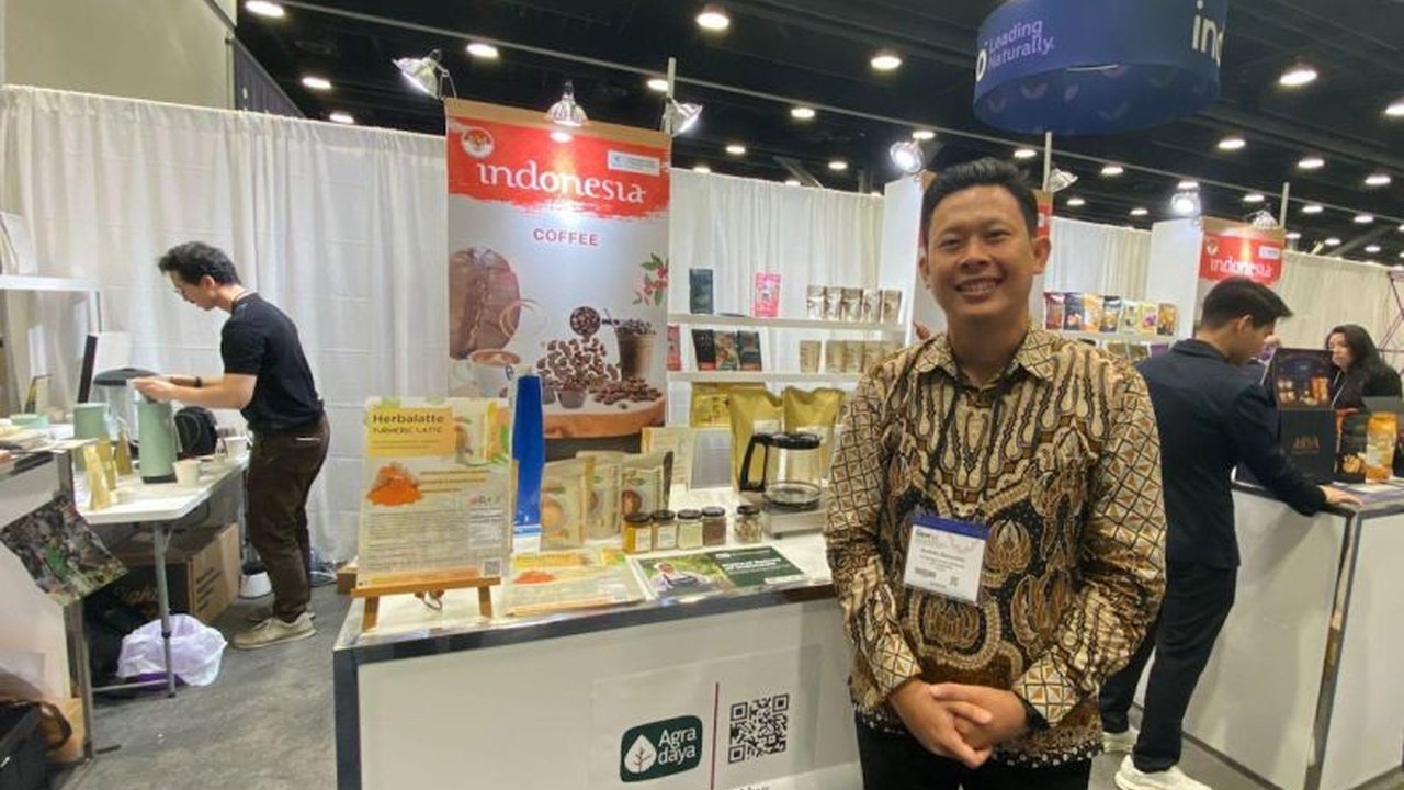 CV Agradaya Indonesia, UMK binaan Pelindo, sukses menarik perhatian di pameran Canadian Health Food Association (CHFA) Now 2025 dan berpotensi ekspor ratusan ribu dolar AS lewat produk minuman herbal.
