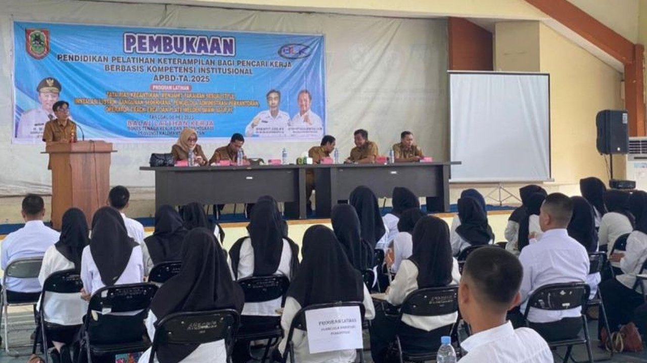 Sebanyak 96 pencari kerja di Kalimantan Selatan mengikuti pelatihan berbasis kompetensi di BLK Kalsel untuk meningkatkan daya saing di pasar kerja, meliputi berbagai keterampilan seperti tata rias dan instalasi listrik.