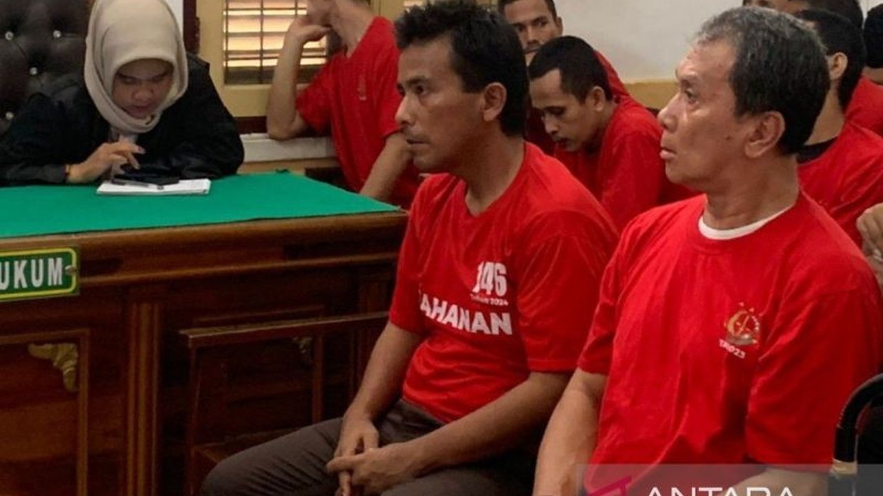 Andi Wahab Simamora dan Hermansyah Putra Nasution, yang mengaku sebagai jaksa, dihukum 2,5 tahun penjara karena memeras pengusaha alat kesehatan di Medan.