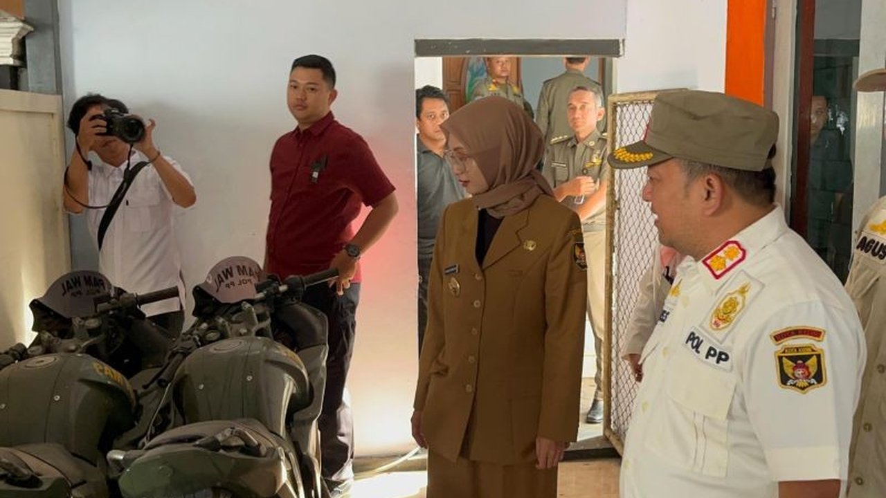 Wali Kota Kediri, Vinanda Pramesawati, melakukan sidak di kantor Satpol PP dan menemukan sejumlah masalah disiplin pegawai serta kondisi kantor yang perlu perbaikan.
