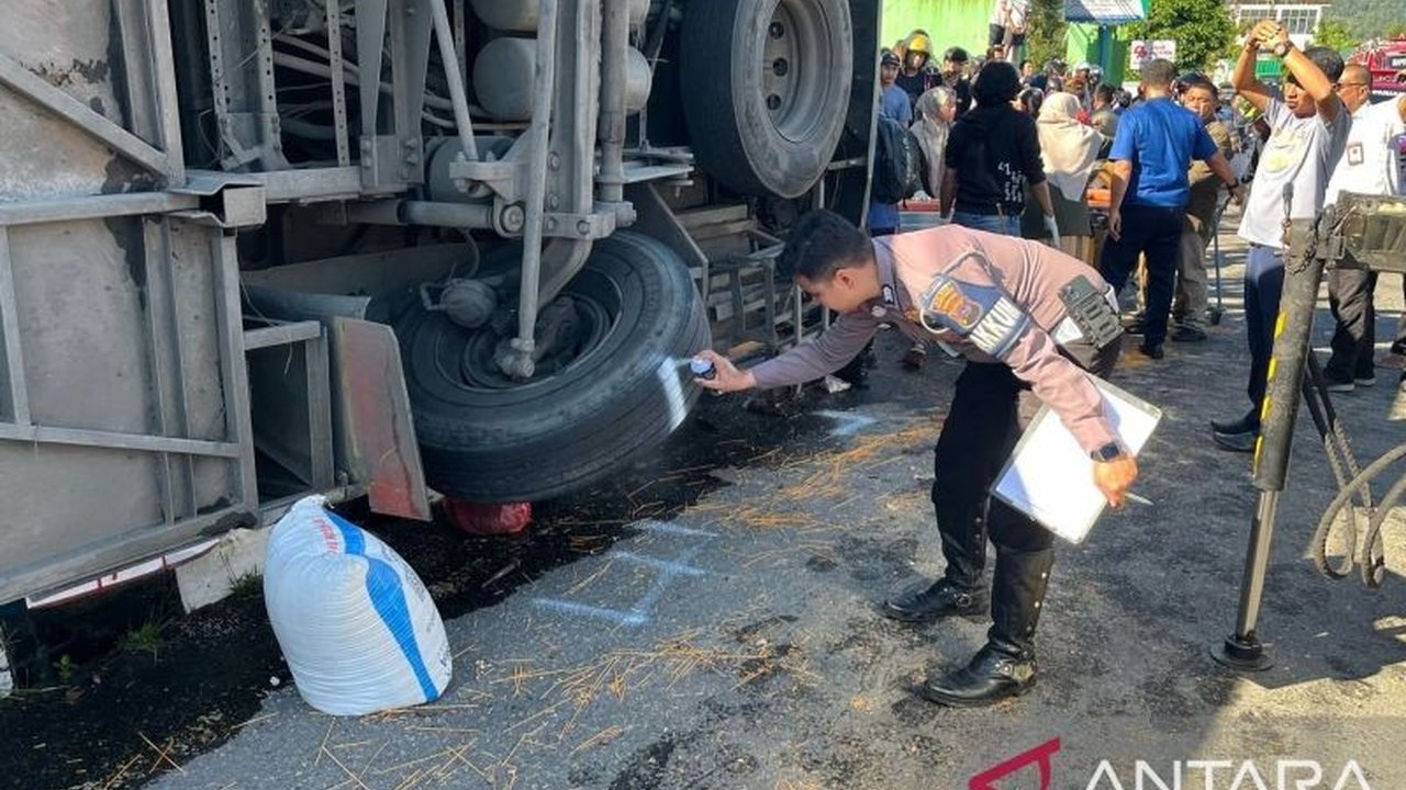 Kecelakaan maut yang melibatkan Bus ALS di Padang Panjang, Sumatera Barat, pada Selasa pagi menewaskan 12 orang dan melukai 22 lainnya; Polda Sumbar telah melakukan olah TKP dan evakuasi korban.