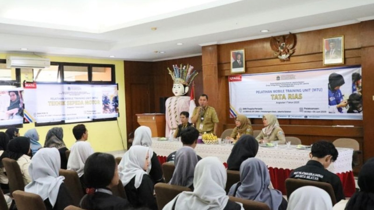 Warga Pesanggrahan Dapat Pelatihan Tata Rias dan Busana Gratis dari Mobile Training Unit
