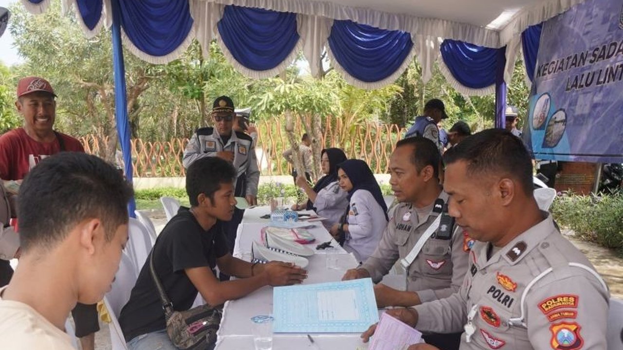 Dishub Jatim menggelar operasi gabungan di Madiun, menjaring 12 pengemudi yang melanggar aturan uji KIR dan kepemilikan dokumen kendaraan.