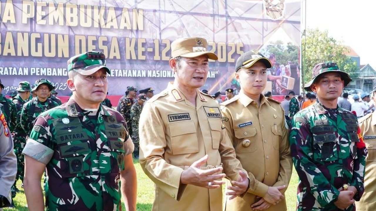 Pemkab Lamongan bersama TNI melalui program TMMD ke-124 membangun infrastruktur dan memberikan pelayanan masyarakat di Desa Kebalankulon, Kecamatan Sekaran, dengan anggaran Rp2,25 miliar.