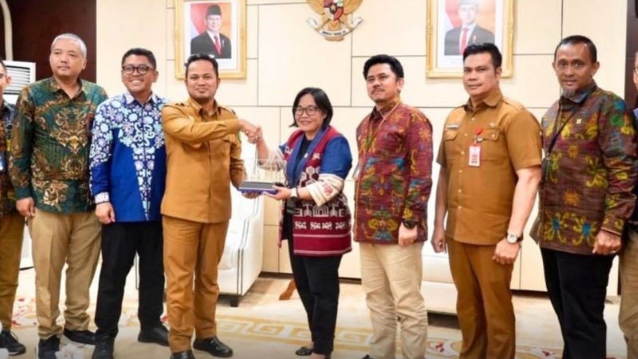 Gubernur Kaltim, Rudy Mas'ud, mendukung penuh PLN untuk menyelesaikan elektrifikasi 110 desa tertinggal di Kalimantan Timur hingga tahun 2027, berkolaborasi mengatasi hambatan akses jalan dan perizinan.