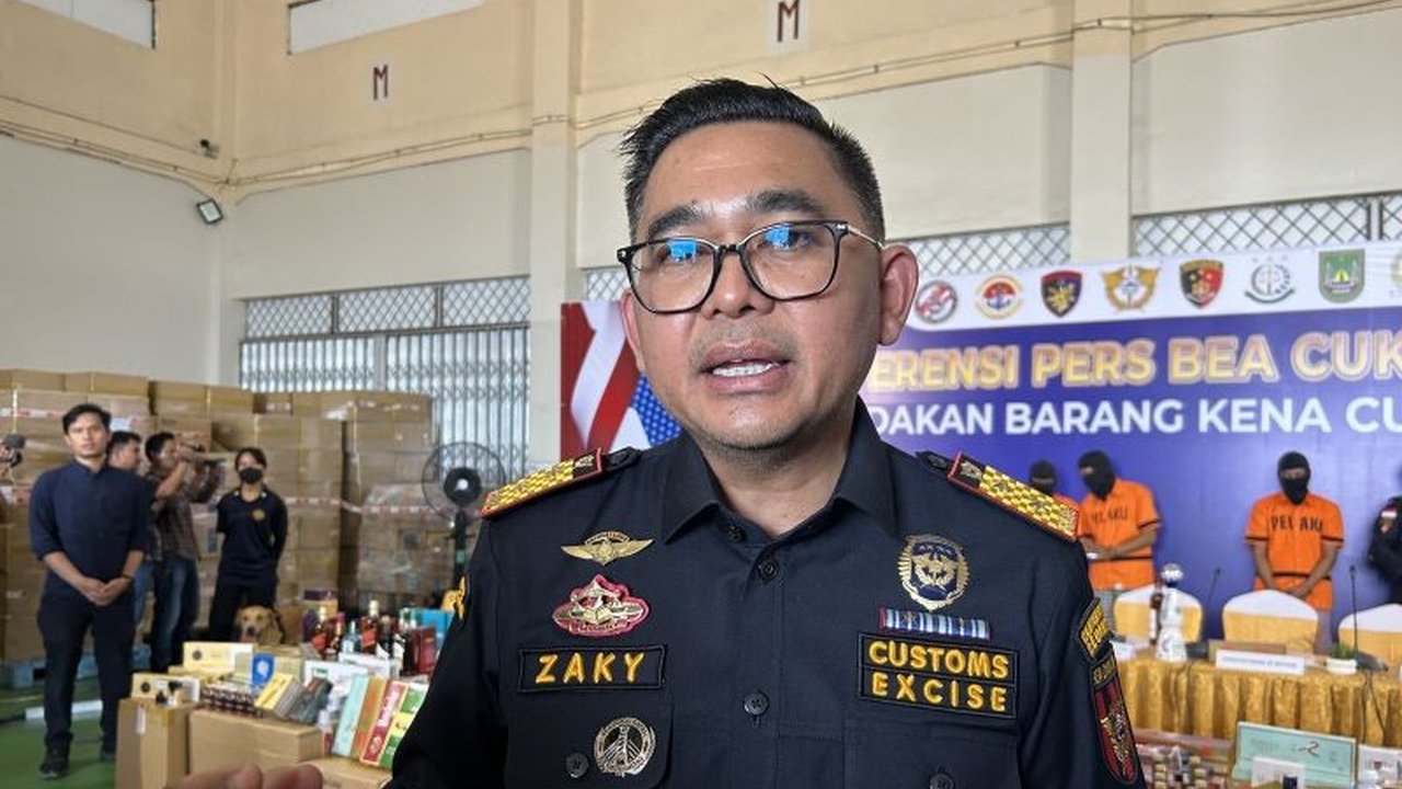 Penundaan 90 hari kebijakan tarif resiprokal Trump mendorong peningkatan produksi barang ekspor di Batam, meski Bea Cukai Batam berharap negosiasi pemerintah Indonesia dapat menghasilkan keringanan tarif.