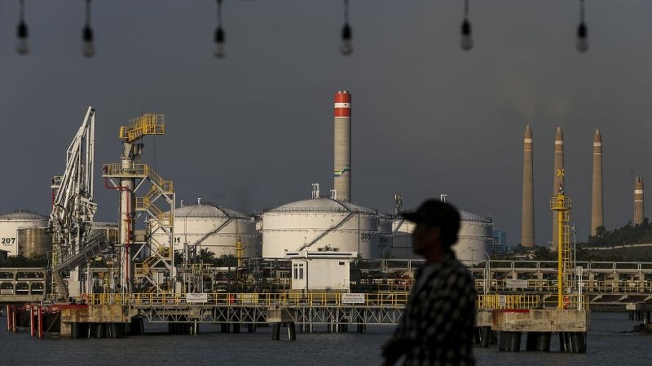 Pengamat ekonomi UGM dan Kementerian ESDM menilai kebijakan Harga Patokan Mineral (HPM) berhasil mendorong hilirisasi di Indonesia, ditandai dengan pembangunan smelter baru dan peningkatan nilai tambah mineral.