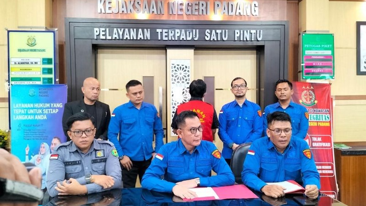 Kejari Padang telah menetapkan dua tersangka dalam kasus korupsi dana KUR senilai Rp1,9 miliar, melibatkan oknum pegawai bank dan calo yang memalsukan data debitur.