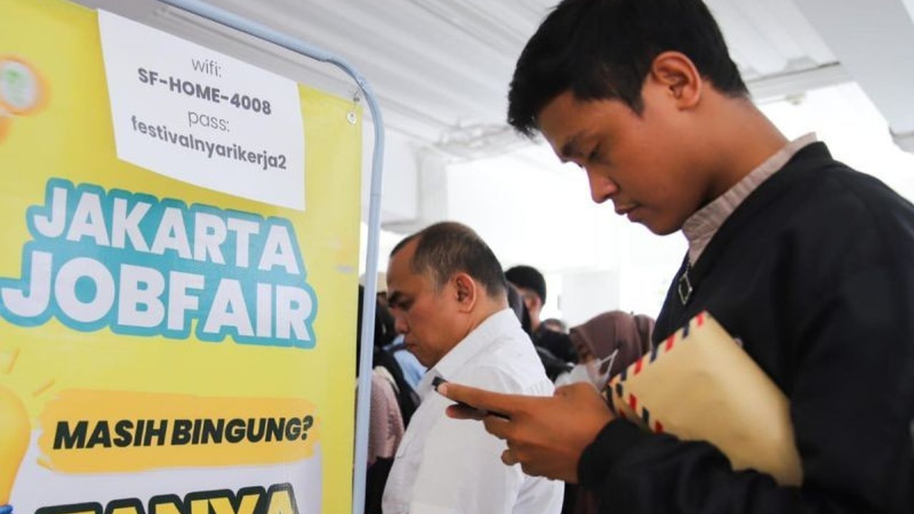 Job fair di Jakarta Pusat menawarkan 12 ribu lowongan pekerjaan dari 40 perusahaan, sebagai upaya Pemprov DKI Jakarta menekan angka pengangguran yang mencapai 338 ribu orang pada Februari 2025.