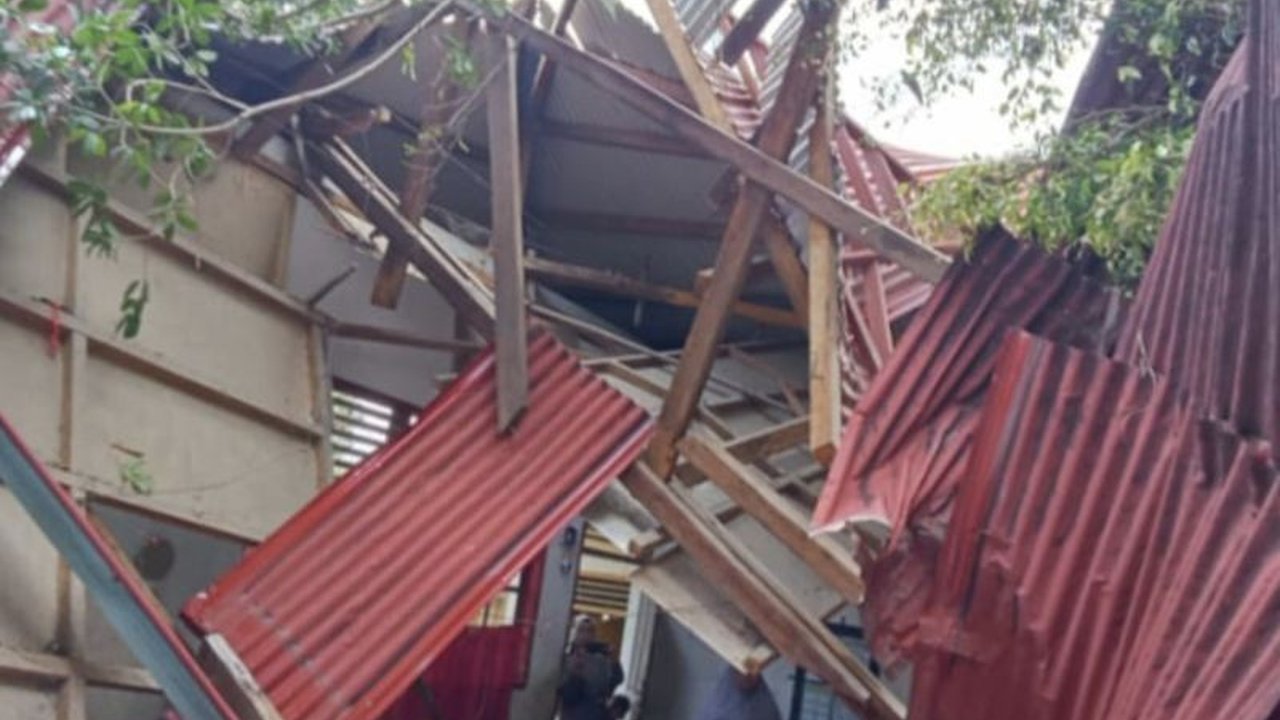 Pemerintah Kabupaten Pasaman mengajukan anggaran Rp8 miliar ke pemerintah pusat untuk revitalisasi 16 sekolah rusak di berbagai jenjang pendidikan, mulai dari TK hingga SMP, karena keterbatasan dana APBD.