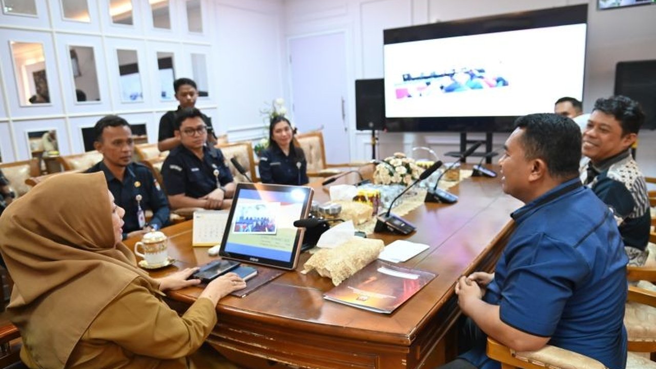 KPU Sulawesi Tengah mengembalikan Rp34,34 miliar sisa dana hibah Pilkada 2024 ke kas daerah, menunjukan transparansi dan efektivitas pengelolaan keuangan.