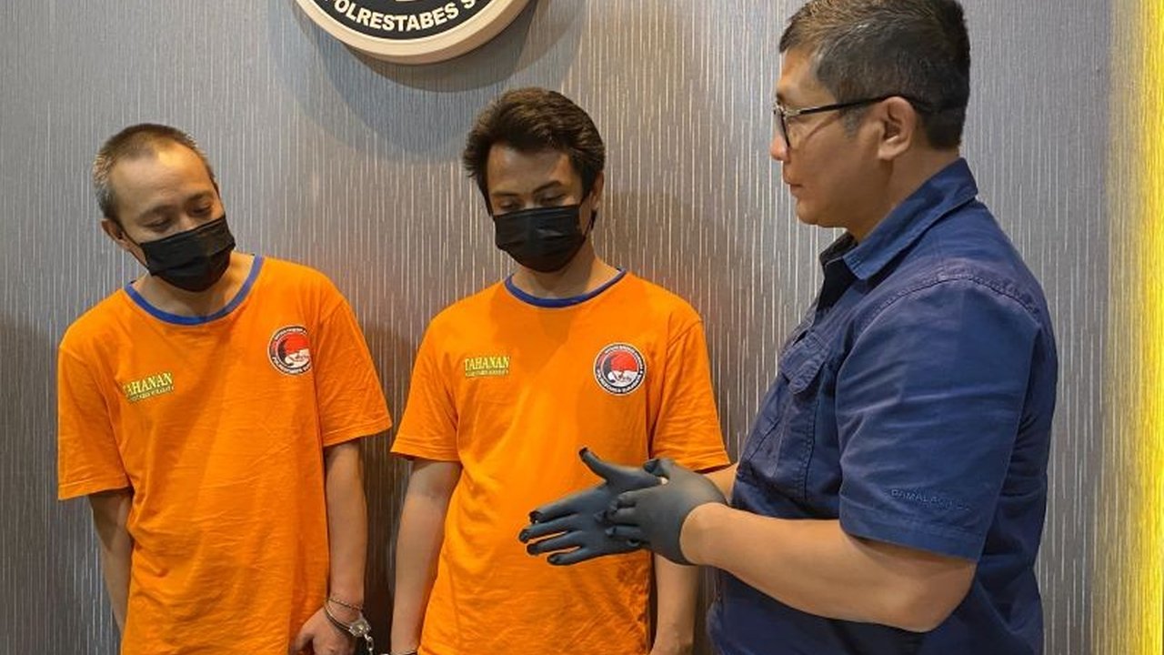 Polrestabes Surabaya menangkap dua tersangka pengedar sabu yang dikendalikan dari dalam Lapas Narkotika Pamekasan, Jawa Timur, dengan barang bukti hampir 300 gram sabu.