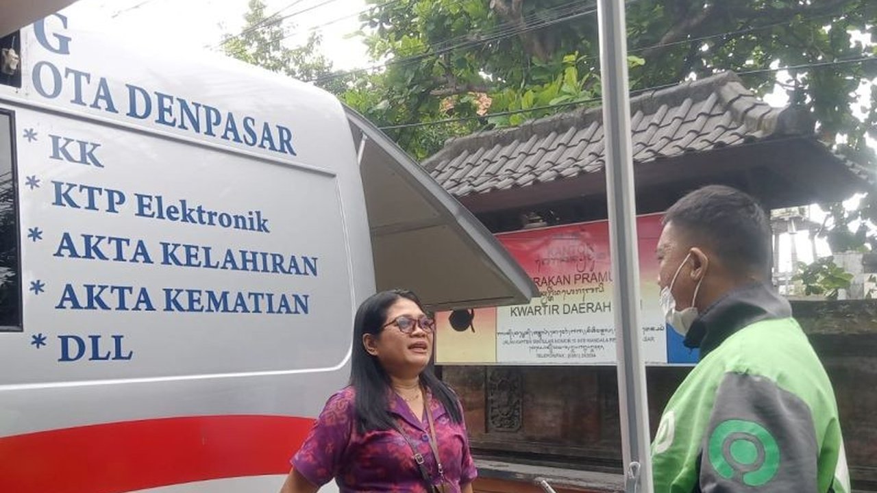 Dinas Dukcapil Denpasar permudah akses kepemilikan KTP elektronik melalui jemput bola di berbagai lokasi, termasuk rumah sakit dan sekolah, demi data kependudukan yang valid dan terintegrasi.