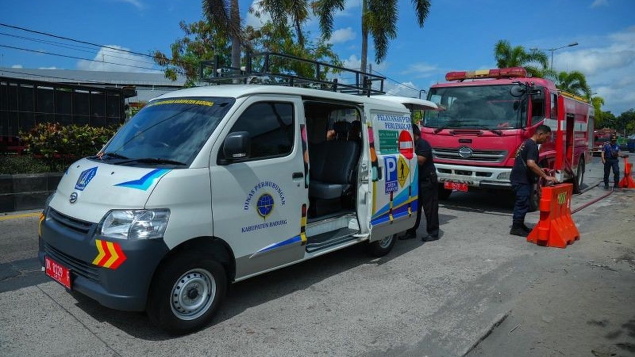 Dishub Badung bersama BPTD Bali dan Satlantas Polres Badung berkolaborasi menertibkan truk parkir liar di jalur Terminal Mengwi, Bali, dengan memasang water barrier dan merencanakan pembatasan operasional kendaraan berat untuk jangka panjang.
