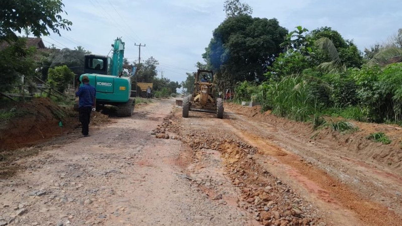 Pemerintah Provinsi Lampung melalui Dinas BMBK menargetkan penyelesaian rekonstruksi Jalan Simpang Unit VIII-Gedung Aji di Tulang Bawang pada tahun 2025, guna meningkatkan konektivitas dan perekonomian masyarakat.