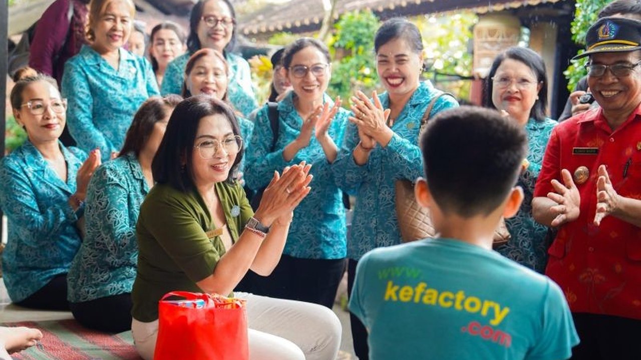 TP PKK Kabupaten Badung bersama Dinas Sosial Badung menggelar aksi sosial dengan memberikan bantuan sembako, dana tunai, dan alat bantu kepada penyandang disabilitas di tiga desa.