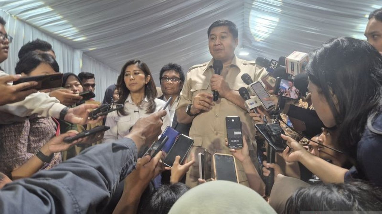 Kementerian Komunikasi dan Informatika (Kominfo) membekukan aplikasi World App karena masalah izin dan potensi risiko, setelah ratusan orang mengantre untuk pemindaian retina mata.