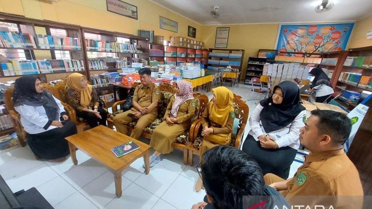 Dinas Perpustakaan dan Kearsipan Kaltim membina perpustakaan sekolah untuk menjadi pusat kolaborasi guru dan siswa dalam menghasilkan karya inovatif, meningkatkan literasi, dan meraih akreditasi.
