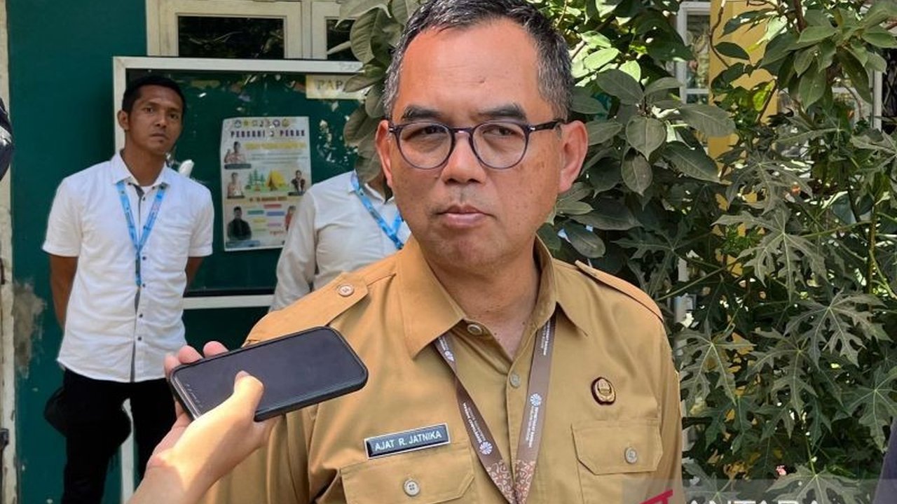 Pemerintah Kabupaten Bogor berhasil melakukan efisiensi anggaran sebesar Rp717 miliar pada APBD 2025 dengan memangkas program tidak prioritas dan mengalokasikannya untuk infrastruktur jalan dan pelayanan publik.