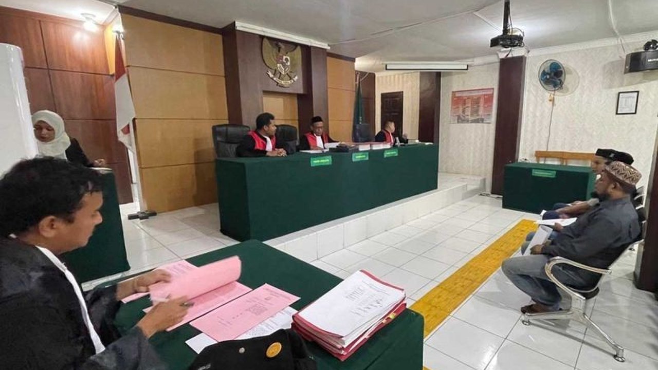 Empat terdakwa penyelundupan imigran Rohingya menjalani sidang perdana di Aceh Selatan, didakwa dengan pasal berlapis terkait pelanggaran keimigrasian dan pelayaran.