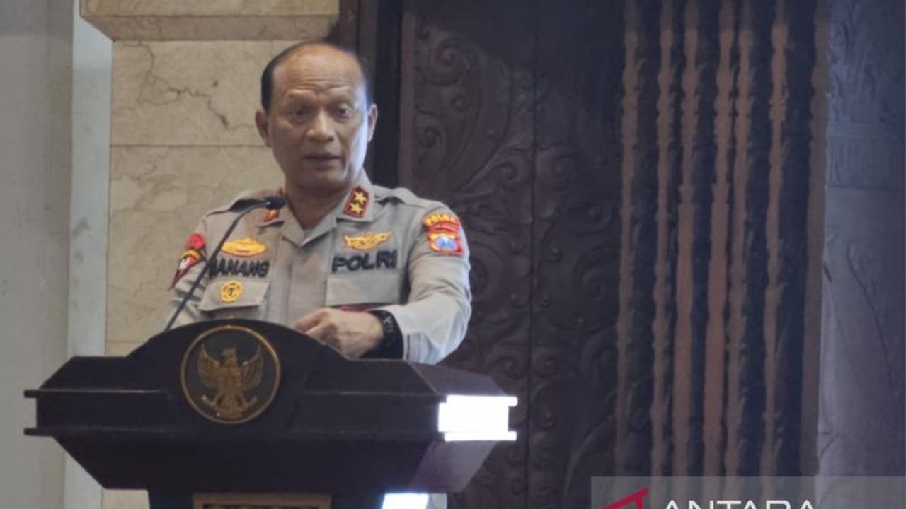 Kapolda Jatim Irjen Pol Nanang Avianto menekankan pentingnya pendekatan humanis dan profesional dalam pengamanan pertandingan sepak bola di Stadion Kanjuruhan pasca tragedi, melibatkan 2000 personel gabungan untuk laga Arema FC vs Persik Kediri.