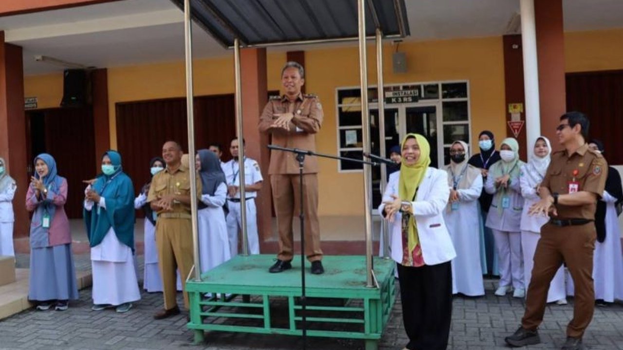 RSUD Ulin Banjarmasin peringati Hari Cuci Tangan Sedunia dengan kampanye besar-besaran kepada ratusan karyawan, menekankan pentingnya kebersihan tangan untuk mencegah infeksi.