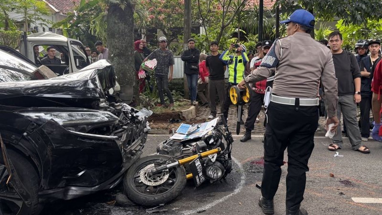 Kecelakaan maut di Jalan Anggrek, Bandung, mengakibatkan seorang pelajar SMA tewas setelah tertabrak mobil; pengemudi wanita kini dalam pemeriksaan polisi.
