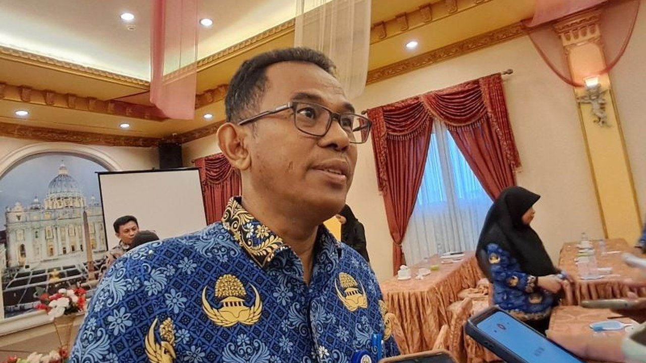 Kebijakan efisiensi anggaran pemerintah pusat menyebabkan sejumlah proyek infrastruktur di Sulawesi Selatan tertunda, termasuk pembangunan jalan dan jembatan, meskipun program pelayanan dasar tetap berjalan.